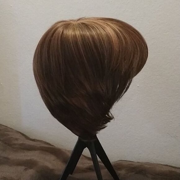 Short Bob Wig with Highlights - Picture 3 of 13